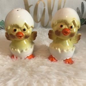 Vintage chicks salt and pepper shakers .